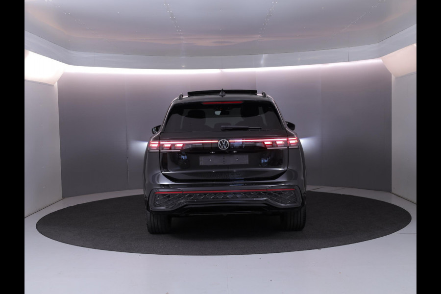 Volkswagen Tiguan 1.5 eHybrid R-Line Edition 272 pk Automaat (DSG) | Verlengde garantie | Navigatie | Panoramadak | Trekhaak (wegklapbaar) | Stoelverwarming v/a | Black Style pakket | R-Line |
