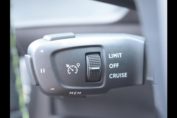 Peugeot e-2008 EV GT Avantage 54 kWh | Alcantara Executive Interior met stoelmassage | Warmtepomp | Vision, Navigation & Drive Assist plus Pack |