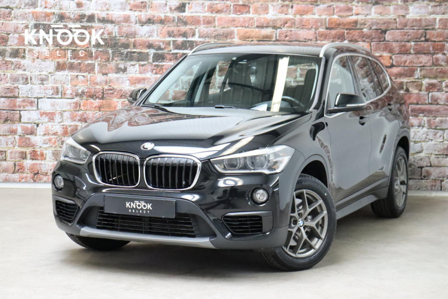 BMW X1 sDrive20i Executive Automaat / Navigatiesysteem Plus / Trekhaak / Head-Up Display / Stoelverwarming / Hifi / LED / 17 Inch / Parkeersensoren / Climate Control / Bluetooth / Middenarmsteun / Cruise Control
