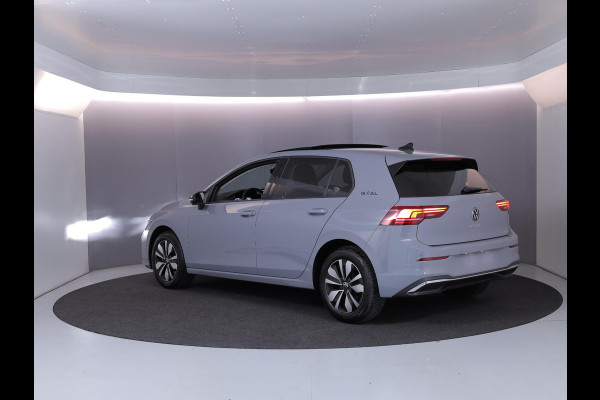 Volkswagen Golf 1.5 eTSI Life Edition GOAL 116 pk Automaat (DSG) | Verlengde garantie | Navigatie | Panoramadak | Parkeersensoren | Autom. airco (3 zones) | Stoelverwarming |