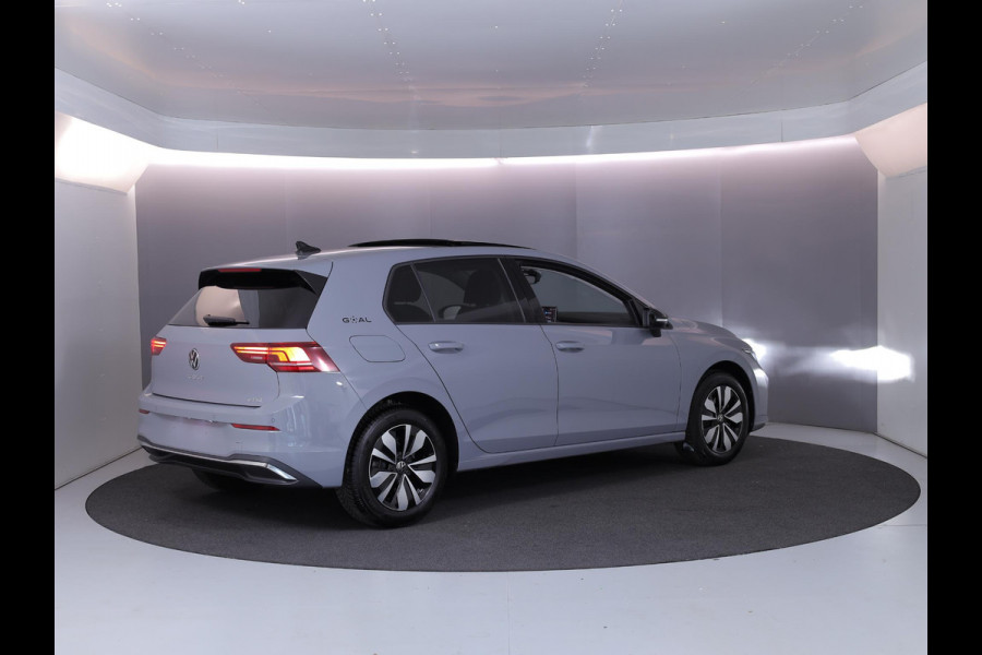 Volkswagen Golf 1.5 eTSI Life Edition GOAL 116 pk Automaat (DSG) | Verlengde garantie | Navigatie | Panoramadak | Parkeersensoren | Autom. airco (3 zones) | Stoelverwarming |