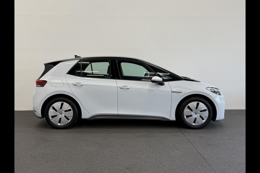 Volkswagen ID.3 Life 58 kWh SOH 92% Navigatie Apple Carplay Android Auto Parkeersensoren Adaptive Cruise Control Stoel- en stuurverwarming Climate Control