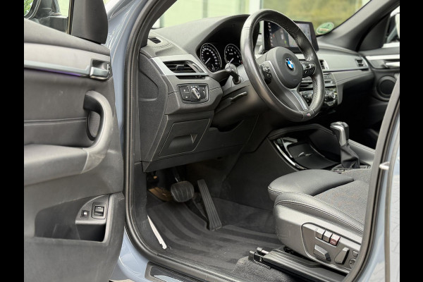 BMW X1 xDrive25e High Ex. M-Sport |Pano|ACC|HUD|Memory|Cam|Trekhaak|Sfeer|19"