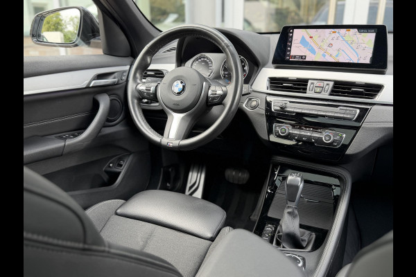 BMW X1 xDrive25e High Ex. M-Sport |Pano|ACC|HUD|Memory|Cam|Trekhaak|Sfeer|19"