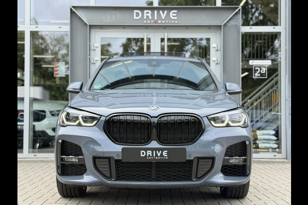 BMW X1 xDrive25e High Ex. M-Sport |Pano|ACC|HUD|Memory|Cam|Trekhaak|Sfeer|19"