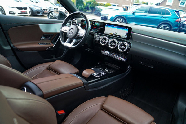 Mercedes-Benz A-Klasse 200 AMG / A35 Look | Panorama | Luxe Leder | Stoelverwarming | Sfeerverlichting | 360 cam | Cruise control
