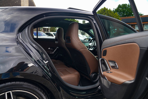 Mercedes-Benz A-Klasse 200 AMG / A35 Look | Panorama | Luxe Leder | Stoelverwarming | Sfeerverlichting | 360 cam | Cruise control