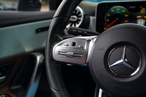 Mercedes-Benz A-Klasse 200 AMG / A35 Look | Panorama | Luxe Leder | Stoelverwarming | Sfeerverlichting | 360 cam | Cruise control