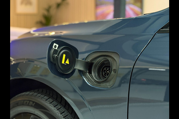Volvo XC60 T6 Plug-in Hybrid AWD 350pk Plus Dark | Accu 100% | Panoramadak | Trekhaak | Memory | 360 Camera