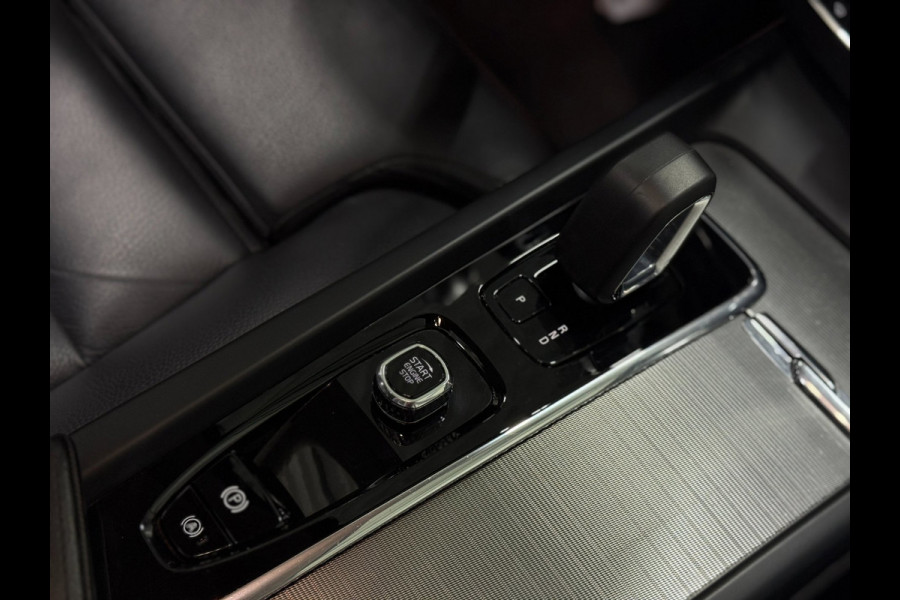 Volvo XC60 T6 Plug-in Hybrid AWD 350pk Plus Dark | Accu 100% | Panoramadak | Trekhaak | Memory | 360 Camera