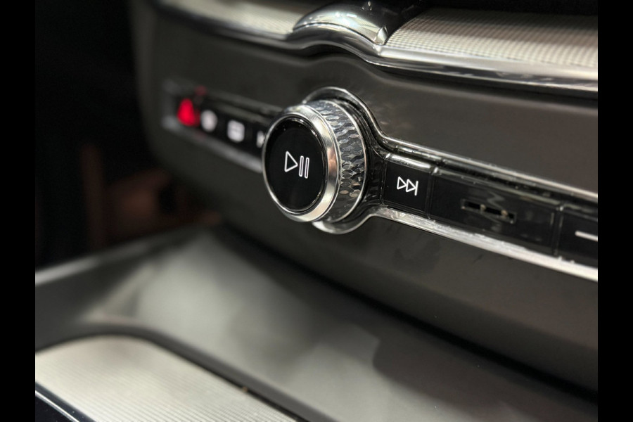 Volvo XC60 T6 Plug-in Hybrid AWD 350pk Plus Dark | Accu 100% | Panoramadak | Trekhaak | Memory | 360 Camera