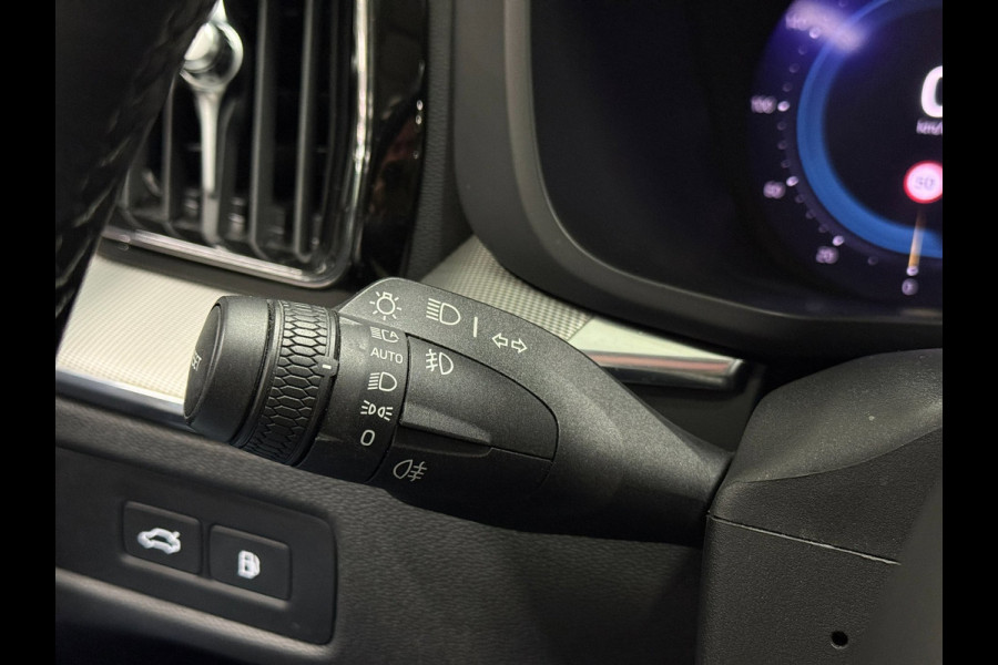 Volvo XC60 T6 Plug-in Hybrid AWD 350pk Plus Dark | Accu 100% | Panoramadak | Trekhaak | Memory | 360 Camera