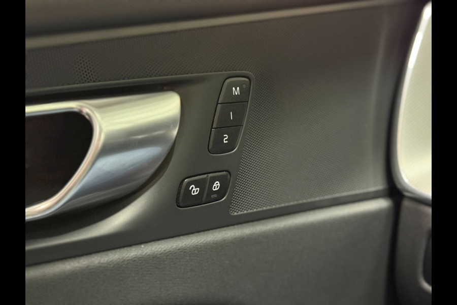Volvo XC60 T6 Plug-in Hybrid AWD 350pk Plus Dark | Accu 100% | Panoramadak | Trekhaak | Memory | 360 Camera