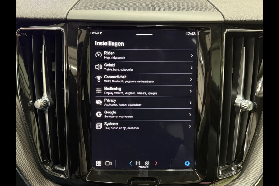 Volvo XC60 T6 Plug-in Hybrid AWD 350pk Plus Dark | Accu 100% | Panoramadak | Trekhaak | Memory | 360 Camera