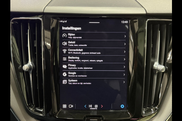Volvo XC60 T6 Plug-in Hybrid AWD 350pk Plus Dark | Accu 100% | Panoramadak | Trekhaak | Memory | 360 Camera