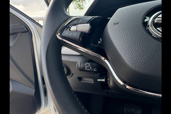 Škoda Kamiq 1.0 TSI Ambition TREKHAAK UITKLAPBAAR / CAMERA / ADAPTIEVE CRUISE CONTROL / 4-SEIZOENBAND / STOELV. / LED / SMART LINK