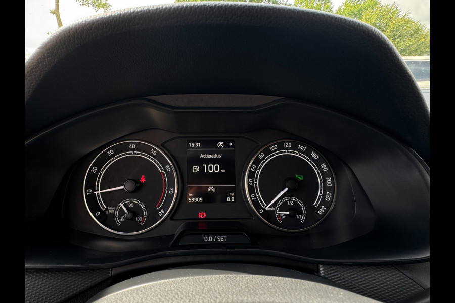 Škoda Kamiq 1.0 TSI Ambition TREKHAAK UITKLAPBAAR / CAMERA / ADAPTIEVE CRUISE CONTROL / 4-SEIZOENBAND / STOELV. / LED / SMART LINK