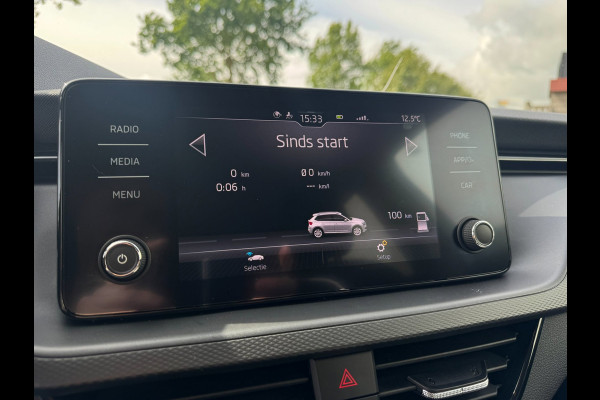 Škoda Kamiq 1.0 TSI Ambition TREKHAAK UITKLAPBAAR / CAMERA / ADAPTIEVE CRUISE CONTROL / 4-SEIZOENBAND / STOELV. / LED / SMART LINK