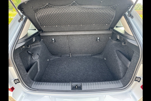 Škoda Kamiq 1.0 TSI Ambition TREKHAAK UITKLAPBAAR / CAMERA / ADAPTIEVE CRUISE CONTROL / 4-SEIZOENBAND / STOELV. / LED / SMART LINK