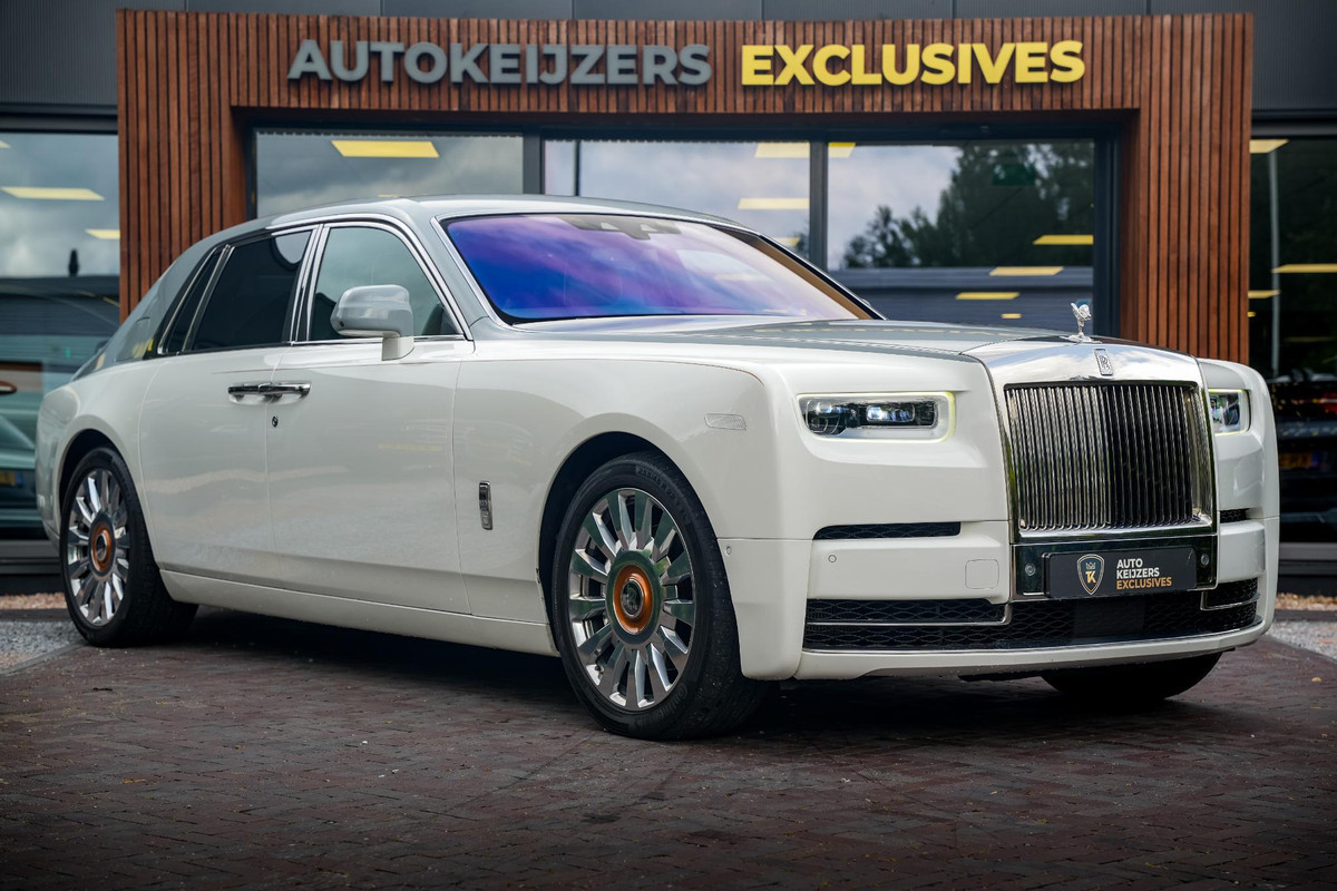 Rolls-Royce Phantom 6.7 V12 Starlight Headliner Rear Theatre Individual Rear Seats 22-Inch Polished Wheels