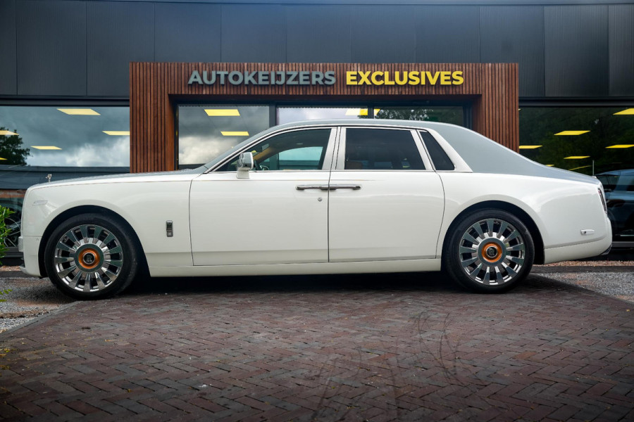 Rolls-Royce Phantom 6.7 V12 Starlight Headliner Rear Theatre Individual Rear Seats 22-Inch Polished Wheels