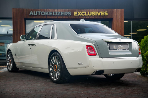 Rolls-Royce Phantom 6.7 V12 Starlight Headliner Rear Theatre Individual Rear Seats 22-Inch Polished Wheels