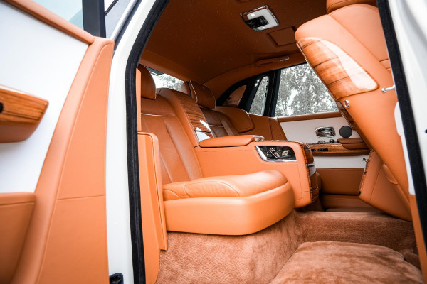 Rolls-Royce Phantom 6.7 V12 Starlight Headliner Rear Theatre Individual Rear Seats 22-Inch Polished Wheels