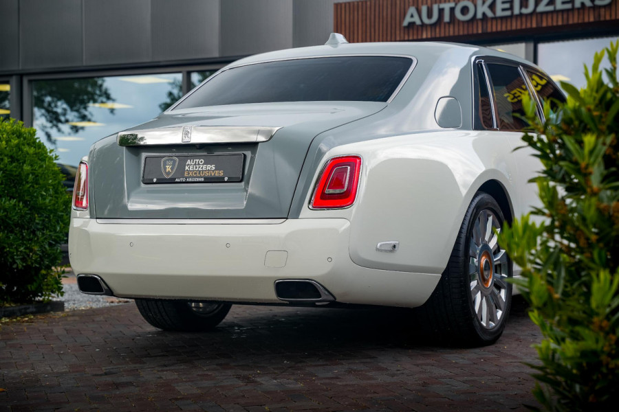 Rolls-Royce Phantom 6.7 V12 Starlight Headliner Rear Theatre Individual Rear Seats 22-Inch Polished Wheels