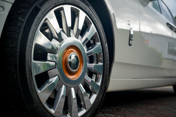 Rolls-Royce Phantom 6.7 V12 Starlight Headliner Rear Theatre Individual Rear Seats 22-Inch Polished Wheels
