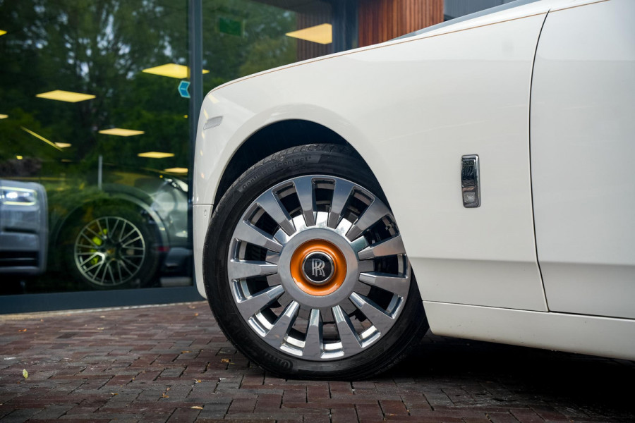 Rolls-Royce Phantom 6.7 V12 Starlight Headliner Rear Theatre Individual Rear Seats 22-Inch Polished Wheels