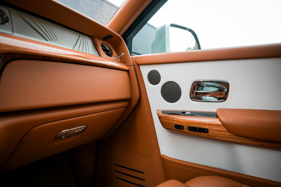 Rolls-Royce Phantom 6.7 V12 Starlight Headliner Rear Theatre Individual Rear Seats 22-Inch Polished Wheels