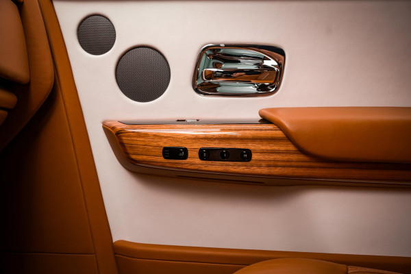 Rolls-Royce Phantom 6.7 V12 Starlight Headliner Rear Theatre Individual Rear Seats 22-Inch Polished Wheels