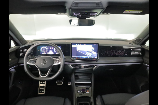 Volkswagen Tiguan 1.5 eHybrid R-Line Edition 272 pk Automaat (DSG) | Verlengde garantie | Navigatie | Panoramadak | Trekhaak (wegklapbaar) | Parkeersensoren (Park assist) | Rondomzicht camera| Lederen bekleding | Stoelverwarming v/a | R-Line |