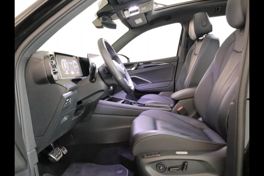 Volkswagen Tiguan 1.5 eHybrid R-Line Edition 272 pk Automaat (DSG) | Verlengde garantie | Navigatie | Panoramadak | Trekhaak (wegklapbaar) | Parkeersensoren (Park assist) | Rondomzicht camera| Lederen bekleding | Stoelverwarming v/a | R-Line |