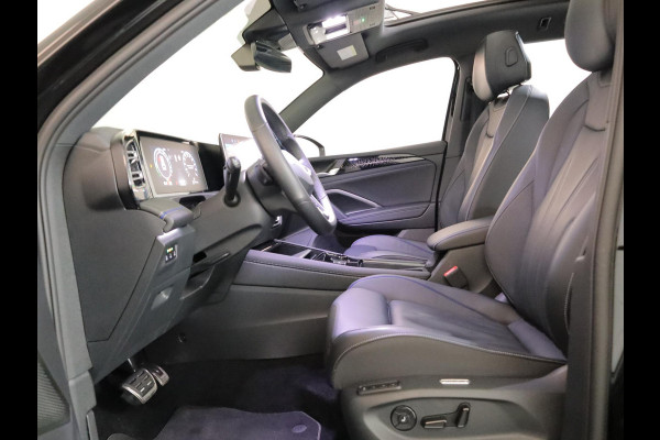 Volkswagen Tiguan 1.5 eHybrid R-Line Edition 272 pk Automaat (DSG) | Verlengde garantie | Navigatie | Panoramadak | Trekhaak (wegklapbaar) | Parkeersensoren (Park assist) | Rondomzicht camera| Lederen bekleding | Stoelverwarming v/a | R-Line |