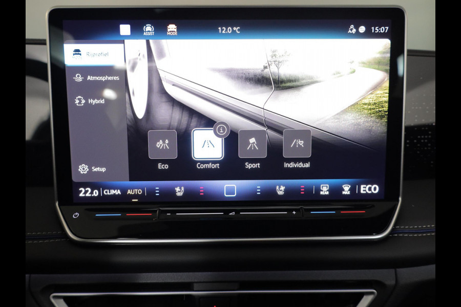 Volkswagen Tiguan 1.5 eHybrid R-Line Edition 272 pk Automaat (DSG) | Verlengde garantie | Navigatie | Panoramadak | Trekhaak (wegklapbaar) | Parkeersensoren (Park assist) | Rondomzicht camera| Lederen bekleding | Stoelverwarming v/a | R-Line |