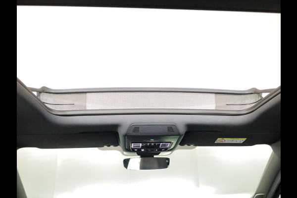 Volkswagen Tiguan 1.5 eHybrid R-Line Edition 272 pk Automaat (DSG) | Verlengde garantie | Navigatie | Panoramadak | Trekhaak (wegklapbaar) | Parkeersensoren (Park assist) | Rondomzicht camera| Lederen bekleding | Stoelverwarming v/a | R-Line |