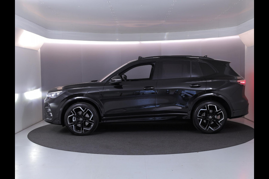 Volkswagen Tiguan 1.5 eHybrid R-Line Edition 272 pk Automaat (DSG) | Verlengde garantie | Navigatie | Panoramadak | Trekhaak (wegklapbaar) | Parkeersensoren (Park assist) | Rondomzicht camera| Lederen bekleding | Stoelverwarming v/a | R-Line |