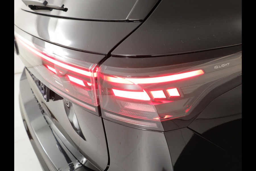 Volkswagen Tiguan 1.5 eHybrid R-Line Edition 272 pk Automaat (DSG) | Verlengde garantie | Navigatie | Panoramadak | Trekhaak (wegklapbaar) | Parkeersensoren (Park assist) | Rondomzicht camera| Lederen bekleding | Stoelverwarming v/a | R-Line |
