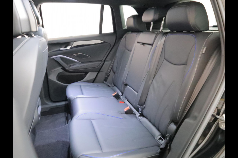 Volkswagen Tiguan 1.5 eHybrid R-Line Edition 272 pk Automaat (DSG) | Verlengde garantie | Navigatie | Panoramadak | Trekhaak (wegklapbaar) | Parkeersensoren (Park assist) | Rondomzicht camera| Lederen bekleding | Stoelverwarming v/a | R-Line |