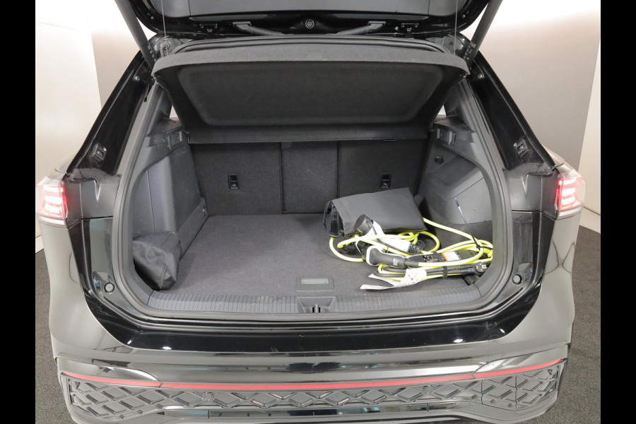 Volkswagen Tiguan 1.5 eHybrid R-Line Edition 272 pk Automaat (DSG) | Verlengde garantie | Navigatie | Panoramadak | Trekhaak (wegklapbaar) | Parkeersensoren (Park assist) | Rondomzicht camera| Lederen bekleding | Stoelverwarming v/a | R-Line |
