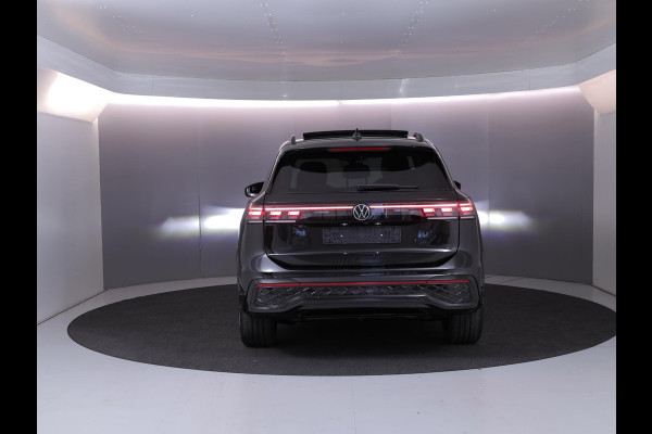 Volkswagen Tiguan 1.5 eHybrid R-Line Edition 272 pk Automaat (DSG) | Verlengde garantie | Navigatie | Panoramadak | Trekhaak (wegklapbaar) | Parkeersensoren (Park assist) | Rondomzicht camera| Lederen bekleding | Stoelverwarming v/a | R-Line |