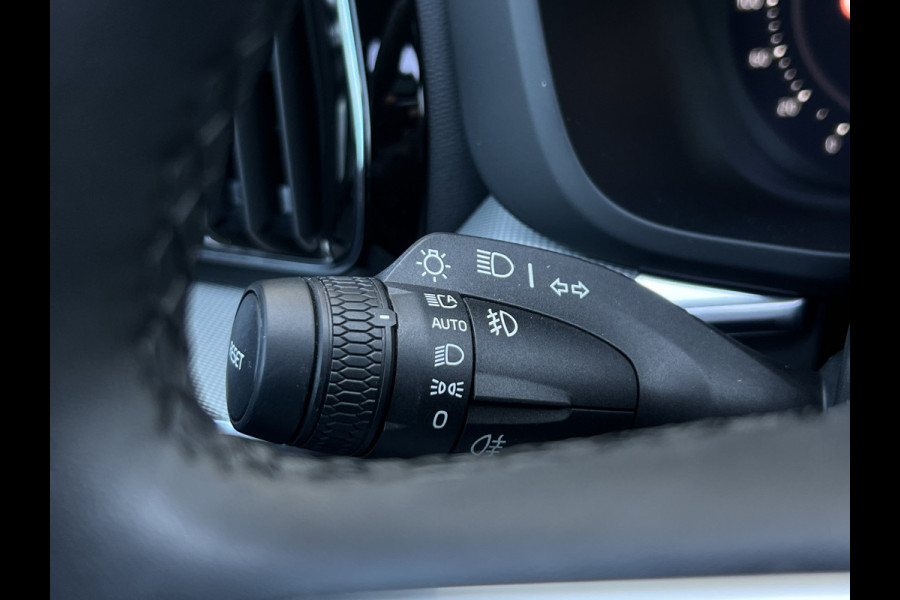 Volvo XC60 2.0 T6 Plug-in hybrid AWD Plus Black Edition | Trekhaak | Memory | Harman Kardon Audio | Pano