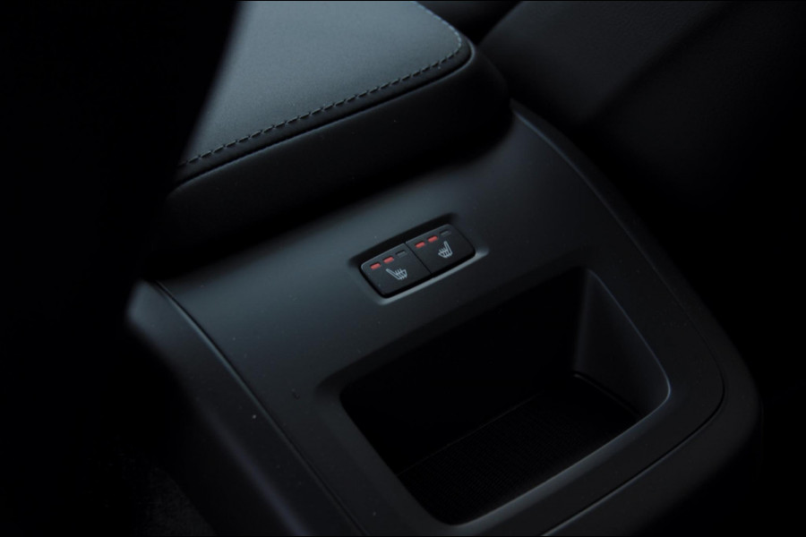 Volvo XC60 T6 350PK Automaat AWD Plus Black Edition / Elektrisch bedienbare voorstoelen met geheugen/ Stoelverwarming/ Stuurverwarming/ Harman Kardon audio/ 360 Camera/