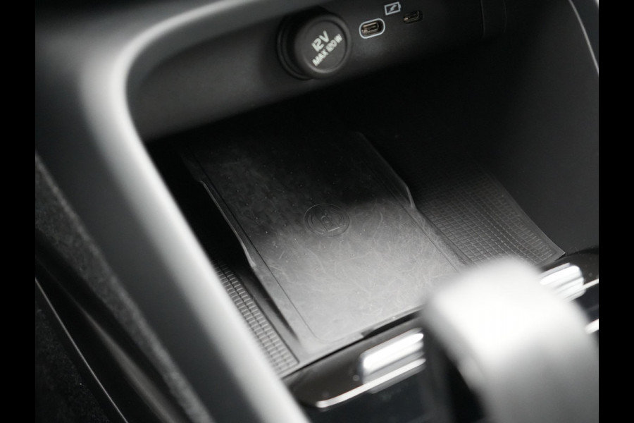 Volvo XC40 Recharge 67 kWh 231pk Dealer O.H. | Trekhaak Af Fabriek | Warmtepomp | Camera | Google Assistent | 19"L.M | Sportstoelen & Stuur Verwarmd | Standkachel | Apple Carplay | Cruise Control | DAB |