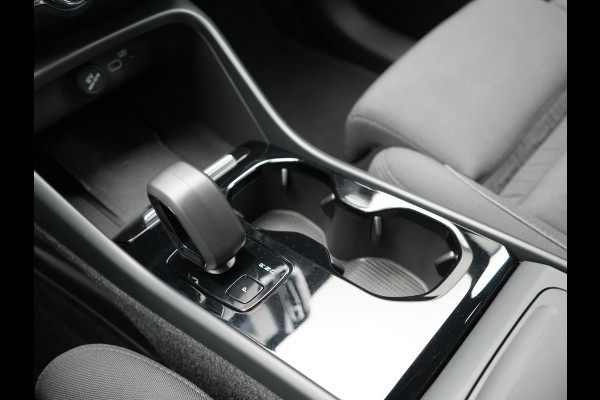 Volvo XC40 Recharge 67 kWh 231pk Dealer O.H. | Trekhaak Af Fabriek | Warmtepomp | Camera | Google Assistent | 19"L.M | Sportstoelen & Stuur Verwarmd | Standkachel | Apple Carplay | Cruise Control | DAB |
