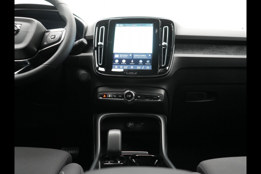 Volvo XC40 Recharge 67 kWh 231pk Dealer O.H. | Trekhaak Af Fabriek | Warmtepomp | Camera | Google Assistent | 19"L.M | Sportstoelen & Stuur Verwarmd | Standkachel | Apple Carplay | Cruise Control | DAB |