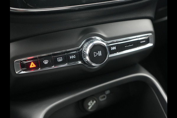 Volvo XC40 Recharge 67 kWh 231pk Dealer O.H. | Trekhaak Af Fabriek | Warmtepomp | Camera | Google Assistent | 19"L.M | Sportstoelen & Stuur Verwarmd | Standkachel | Apple Carplay | Cruise Control | DAB |