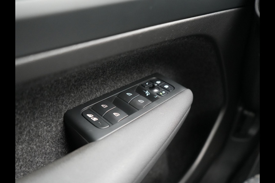 Volvo XC40 Recharge 67 kWh 231pk Dealer O.H. | Trekhaak Af Fabriek | Warmtepomp | Camera | Google Assistent | 19"L.M | Sportstoelen & Stuur Verwarmd | Standkachel | Apple Carplay | Cruise Control | DAB |