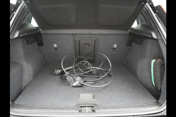 Volvo XC40 Recharge 67 kWh 231pk Dealer O.H. | Trekhaak Af Fabriek | Warmtepomp | Camera | Google Assistent | 19"L.M | Sportstoelen & Stuur Verwarmd | Standkachel | Apple Carplay | Cruise Control | DAB |